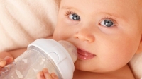 Από πότε το μωρό μπορεί να πιει νερό;