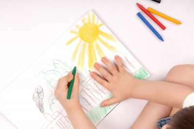 Πότε ξεκινούν οι πρώτες αληθινές ζωγραφιές των παιδιών μας;