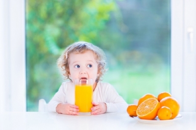 Πότε μπορεί να ξεκινήσει να πίνει χυμό πορτοκάλι το μωρό;