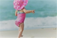 8 πράγματα που πρέπει να έχετε μαζί σας στην παραλία με το παιδί