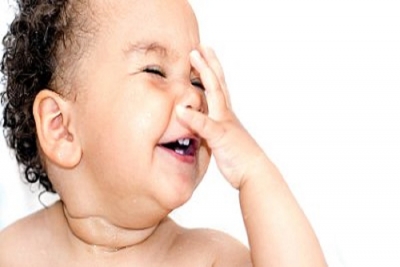 Πότε ξεκινούν να γελάνε πραγματικά τα μωρά;
