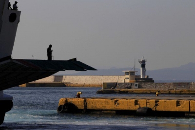 Προσέκρουσε στην προβλήτα