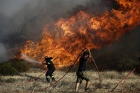 Μαίνεται η πυρκαγιά στην