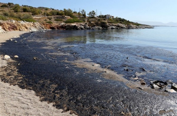 Μαύρες ακτές αντικρίζουν