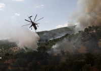 Μαίνεται η πυρκαγιά στην