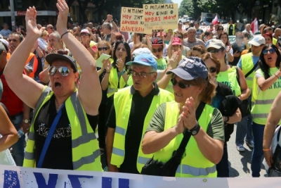 Ένταση με συμβασιούχους