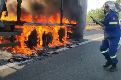 Φορτηγό έπιασε φωτιά στην