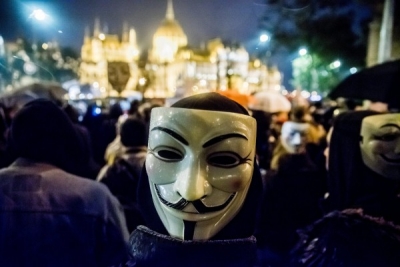 Οι Anonymous «έριξαν» την