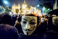 Οι Anonymous «έριξαν» την