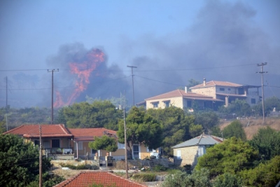 Μάχη με τις φλόγες και σε