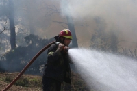 Μάχη με τις φλόγες στην