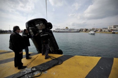 Αυτοκίνητο έπεσε στον